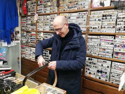 A questo punto interviene il 44enne figlio Fabio, che affianca il padre nel negozio. �Per andare avanti � stato necessario rimanere al passo con i tempi � afferma -. Da 3 anni vendiamo su Ebay e Amazon e spediamo in tutto il mondo, specie per� nel Nord Italia, l� dove le mercerie sono ormai praticamente introvabili�